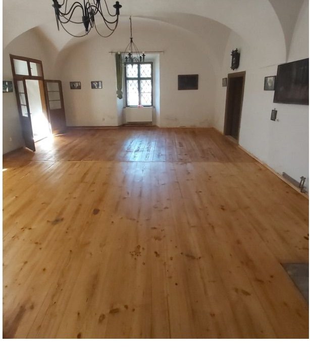 Klenutý sál s renovovanou modřínovou podlahou