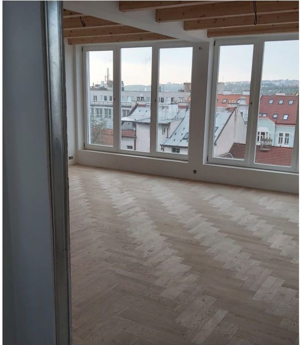Parketová podlaha v prosvětleném pražském bytě